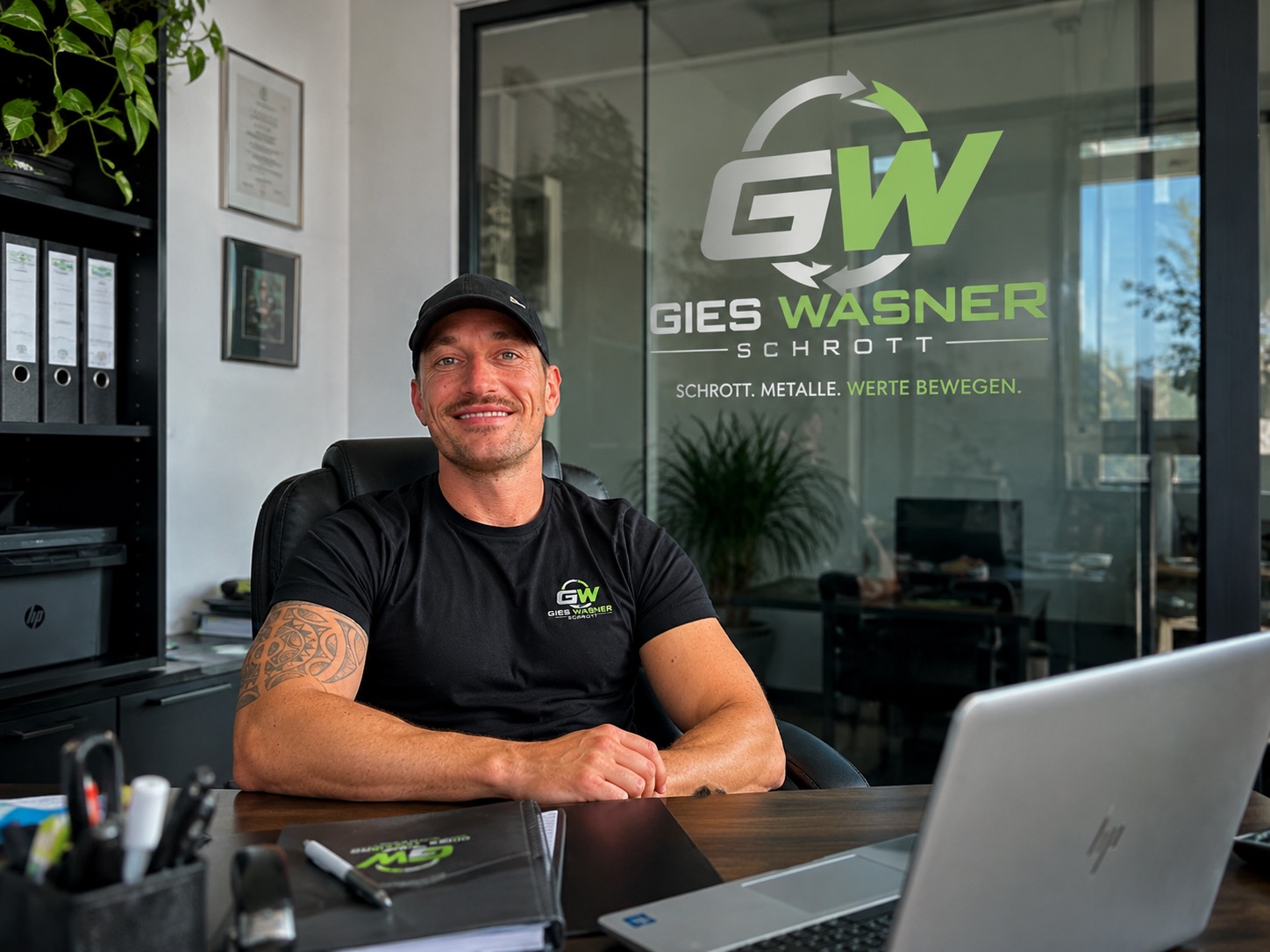 Christian Gies und Dennis Wasner im Büro