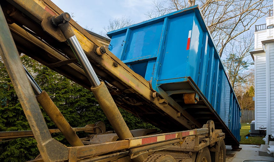Hakenlift-Container auf dem LKW